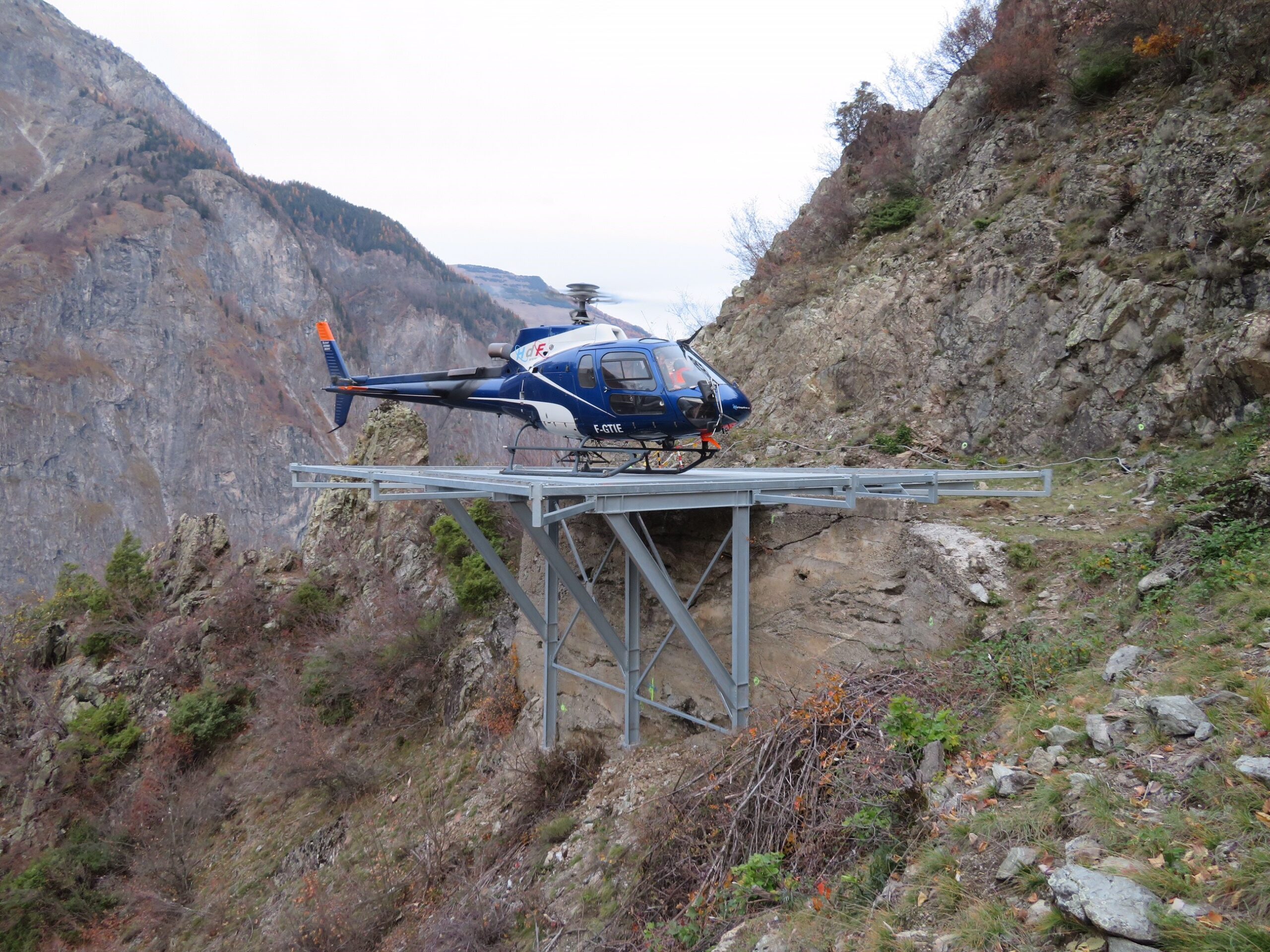 Zwaarlastroosterplatform in de bergen, geleverd per helikopter