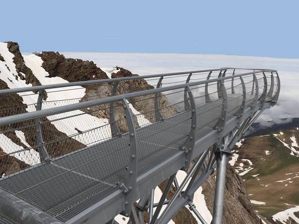 Lookout platform made of pressed metal grating