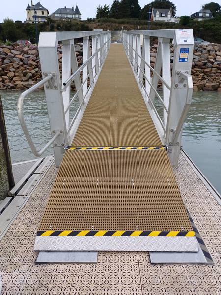 Footbridge made of beige FRP gratings