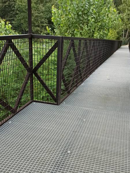 Footbridge made of press-locked gratings