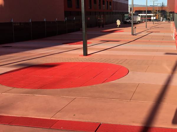 Pedestrian walkway in press-locked grating, red powder-coated