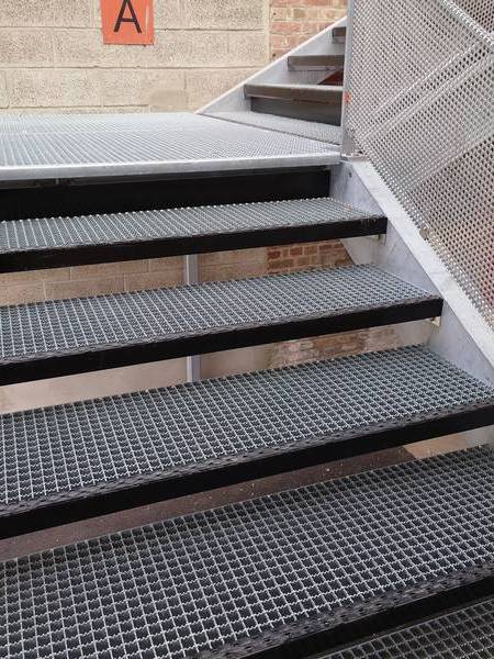 Grating treads with contrasting slip-resistant nosing