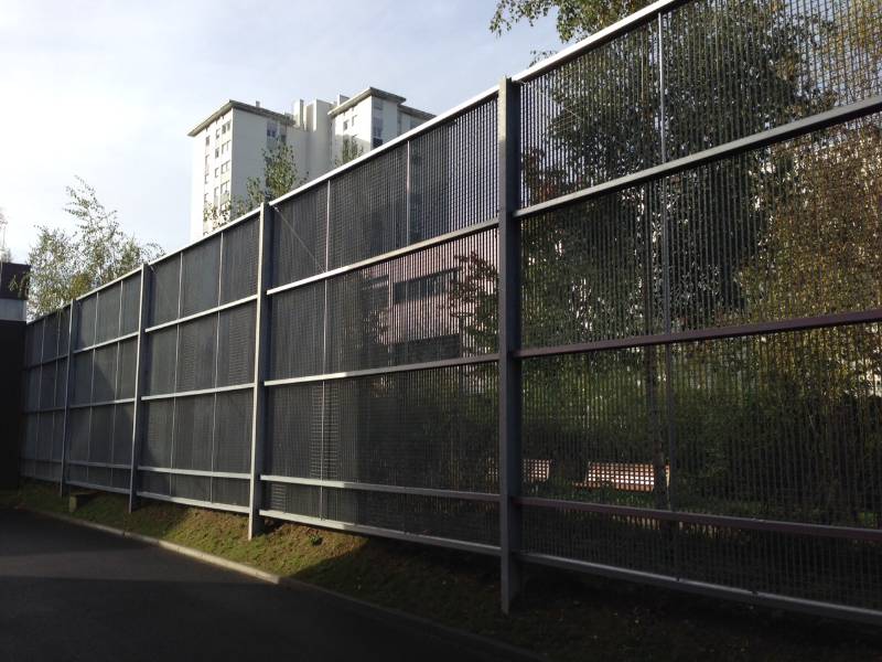 Press-locked grating fencing at a residential complex