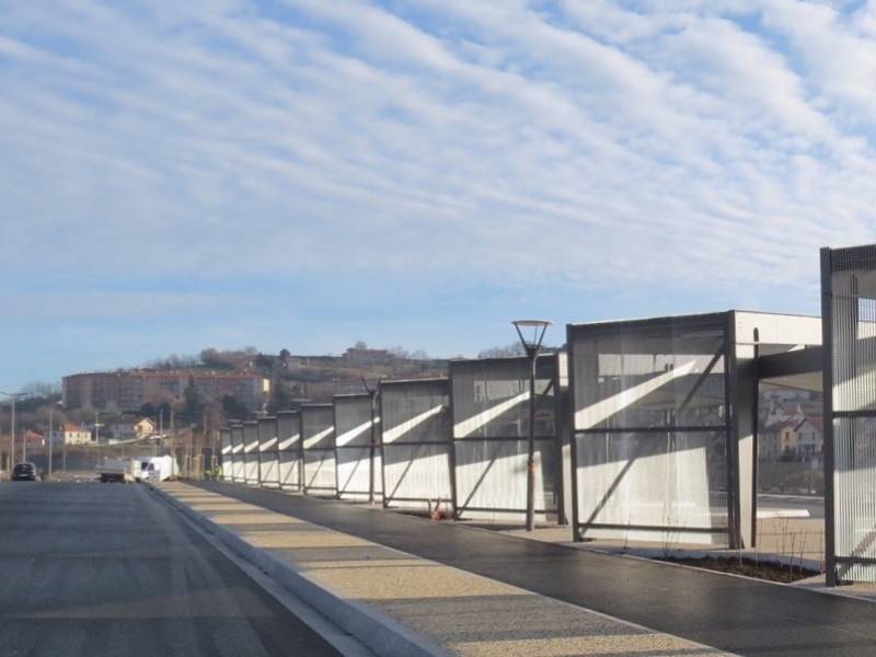 Shelter with grating walls protecting passengers