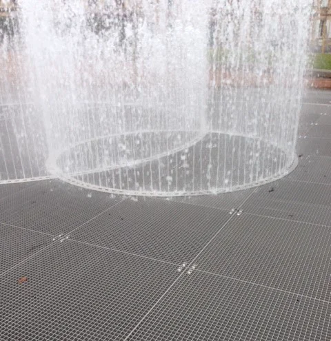 Fountain cover made from grating allowing pedestrian circulation
